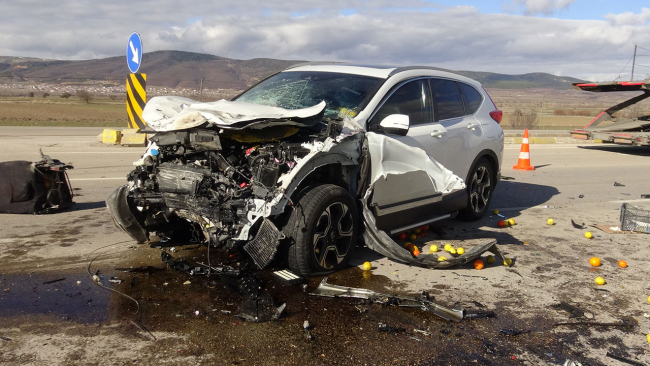 Kaza yapan otomobil ikiye bölündü: 1 ölü 3 yaralı